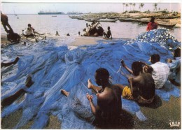 Delcampe - Afrique  Pêcheurs Réparant Les Filets   BE - Fischerei