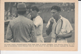 Delcampe - CPSM TENNIS COUPE DEVIS A ROLAND GARROS CHAMPION JEAN BOROTRA MANGE DU SUCRE MARCEL BERNARD BOIT RENE LACOSTE DE DOS - Tennis