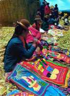 Delcampe - Lago Tticaca PUNO Perou, Ile Flottante Des Indiens Uros, Femmes Avec Ouvrages Brodes - Peru