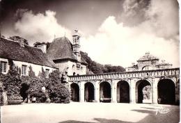 SAINT-VOUGAY: Le Château De KERJEAN. Cour Intérieure, Arcades - Saint-Vougay