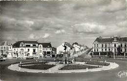Delcampe - Depts Div - Maine Et Loire -ref AA123 - Cholet - La Place De La Republique - Rond Point - Rond Points -carte Bon Etat - - Cholet