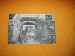 Delcampe - CARTE POSTALE ANCIENNE CIRCULEE DE 1908. / CHEVREUSE - AVANT PORTE ET COUR DES COMMUNS DE L'ANCIEN .../ CACHETS + TIMBRE - Chevreuse