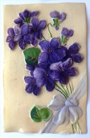 Cp Celluloid Plastique Très Gros Relief Art Nouveau Bouquet Fleurs Violettes En Soie  Velour Et Dorure - Other