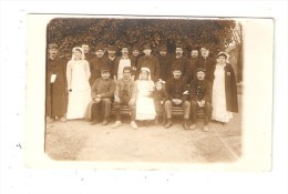 Carte Photo Militaria  :Groupe De Soldats ( Certains Blessés ) + Infimier & Infirmières + Fillette - Lieu à Déterminer - Weltkrieg 1914-18