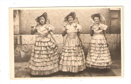 Carte Photo : 3 Femmes En Costume Avec Ombrelle - Lieu à Déterminer - Autres & Non Classés