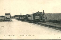 N°6101A -cpa Lion Sur Mer -le Tramway à Son Départ- - Gares - Avec Trains