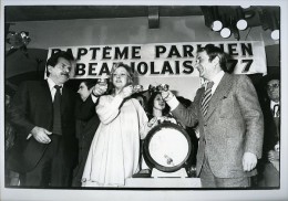 Michel Galabru Jean Carmet &amp; Marie Dubois Fete Du Beaujolais Nouveau Ancienne Photo Presse 1980 - Other & Unclassified