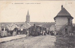 ARROMANCHES  : La Gare Et Le Tramway - Tramways