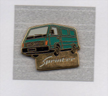 Pin´s  Automobile  Mèrcédès  Sprinter  Vert  Foncé  Signé  SOFREC  PARIS - Mercedes