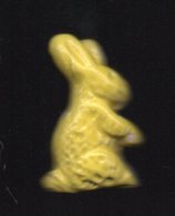 Ancienne Fève Plate Biscuit MAURIN  / Le Gros Lapin Jaune 3.5x2cm - Tiere