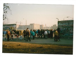 2 PHOTOS DU MUR DE BERLIN , Passage Filtrée , Soldat Au Pieds Du Mur - Muro De Berlin