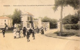 FRESNES  Entree De La Prison  Les Enfants Du Personnel Se Rendent A L'ecole - Fresnes