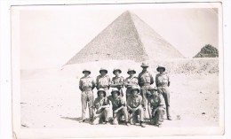 AFR-860  BRITISH SOLDIERS Standing Before A Pyramide ( RPPC ) - Piramidi