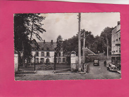 CPSM - SEPTEUIL - 23. Entrée Du Chateau  - Auto 4 Cv Renault - Septeuil