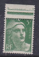FRANCE N° 809 5F VERT CLAIR TYPE MARIANNE DE GANDON PIQUAGE SUR LE CADRE NEUF SANS CHARNIERE - Unused Stamps