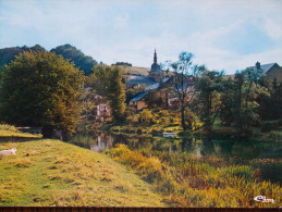 BELG - CHASSEPIERRE Sur SEMOIS - La Grotte Des Fées Dans Un Décor De Verdure. (le Clocher De L´Eglise) - Chassepierre