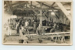 MONTAGE DE CHÂSSIS DE CAMIONS MILITAIRES - Carte Photo. - Matériel