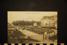 CP, 10, TROYES Square De La Préfecture N° 141 Ecrite En 1916 - Troyes