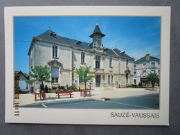 CP 79  En Poitou SAUZE VAUSSAIS  -  La Mairie     Au Fond  La Pharmacie - Sauze Vaussais