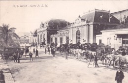 CPA 06 @ NICE @ Gare P.L.M - Diligences Taxis - Ferrovie – Stazione