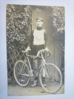 Carte  PHOTO D'un Coureur Cycliste Avec Son Vélo    - Cycling