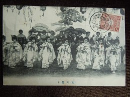 Femmes Japonaises En Kimono , Geischas Danceuses Avec éventails Et Groupe Musical Traditionnel,  ( Japan ) - Asia