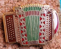 ACCORDEON ROUGE,  VERT ET BRUN  -            (1) - Musique