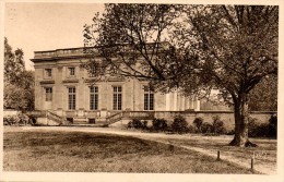 Versailles - Ref 28 - Façade Du Petit Trianon Sur Les Jardins. - Série "Splendeurs Et Charmes De Versailles" - Castles