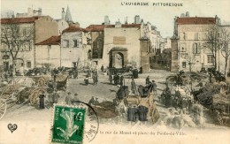 CPA 63 RIOM ENTREE DE LA RUE DE MOZAT ET PLACE DU POIDS DE VILLE 1911 - Riom