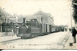 N°6526A -cpa Lion Sur Mer -arrivée Du Tramway- - Gares - Avec Trains