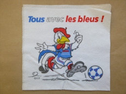 Serviette En Papier Tous Avec Les Bleus De La FFF Jules La Mascotte De L'équipe De France 98 Coupe Du Monde De Foot 1998 - Reclameservetten