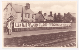 Railway Station, Llanair (quai Et Voie Ferrée, Banderole Publicitaire) Circulé Sans Date - Anglesey
