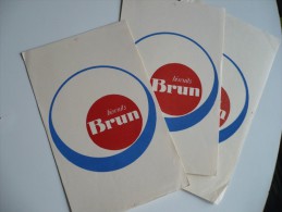 3 BUVARDS  Biscuits BRUN. Années 50. Etat Très Bon Pour 2 Buvards, Le 3° Un Peu Froissé. LOGO CERCLES Rouge Et Bleu - Sucreries & Gâteaux