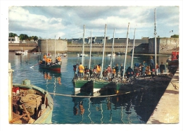 Cp, Voile, Concarneau (29), Les Bateaux De L´Ecole De Voile Des Glénans Devant Les Remparts, Voyagée 1971 - Voile