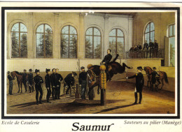Carte Postale Chevaux  Cheval école De Cavalerie à Saumur  Sauteurs Au Pilier  Manège Trés Beau Plan - Cavalli