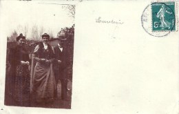 PICARDIE - 80 - SOMME - AILLY SUR NOYE - Carte Photo  Couleur Chocolat- Trois Personnes  Dans Un Parc - Ailly Sur Noye