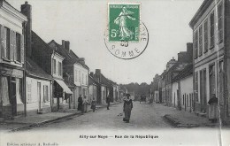 PICARDIE - 80 - SOMME - AILLY SUR NOYE -Rue De La République - Pliure Droite Consolidée - Ailly Sur Noye