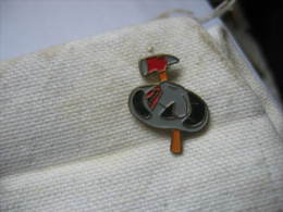 Pin´s Casque Et Marteau De Sapeur Pompier - Pompiers