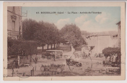 ROUSSILLON : LA PLACE - ARRIVEE DE L'AUTOBUS - ECRITE 1934 - 2 SCANS - - Roussillon