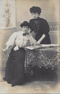 CARTE PHOTO POSTALE ORIGINALE ANCIENNE : COUPLE DE JEUNES FEMMES PIN UP SEXY ET EROTIC LESBIANS - Fotografía