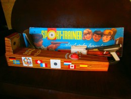 ANCIEN JEU DE TIR EN TOLE  SPORT TRAINER - Toy Memorabilia