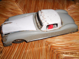 VOITURE TOLE - Toy Memorabilia