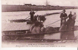 AU MARAIS DE CHALLANS 30 YOLES (BATEAUX PLATS DONT LES MARAICHINS SE SERVENT POUR NAVIGUER SUR LES MARAIS) - Challans