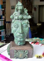 UN PERSONNAGE - GUERRIER MAYA AZTEQUE AZTEC ? RESINE COMPOSITE VERT JADE OR 25 X 13cm X 13cm SOLDE MAGASIN N° 2 - Popular Art