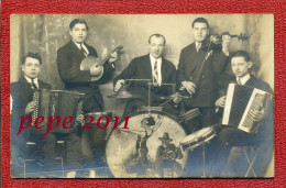 Carte Photo : 93 - Saint Denis  ( Cf Adresse Photographe ) Groupe De Musiciens - Accordéons - Banjo - Batterie- Violon - Musique Et Musiciens