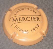 Capsule Champagne Mercier, Noir Sur Saumon, N° 32, Cote 3.00 Euro; - Mercier