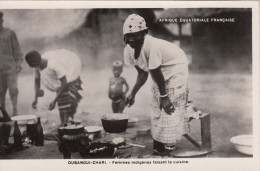 OUBANGUI CHARI / FEMMES INDIGENES FAISANT LA CUISINE - Repubblica Centroafricana