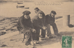 Nos Marins Bretons Sur Les Quais De L'ile Tudy - Un Cercle De Loups De Mer Au Soleil D'automne - Ile Tudy