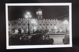 RUSSIA. Old Postcard  Moskovsky Railway Station / Bahnhof At Night   1953  - Taxi Car - Taxis & Fiacres