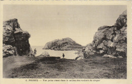 Primel - Vue Prise étant Dans Le Milieu Des Rochers Du Cirque - Primel